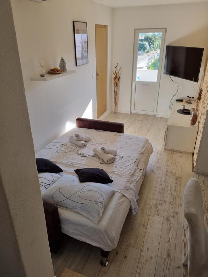 Bruno'S Poolside Apartments - Near Beach تروغير المظهر الخارجي الصورة