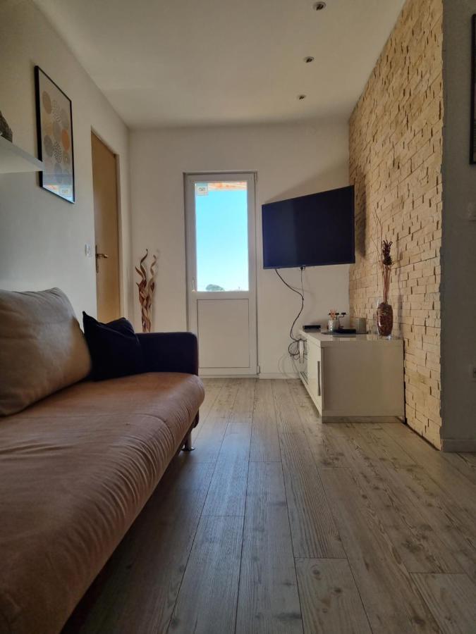 Bruno'S Poolside Apartments - Near Beach تروغير المظهر الخارجي الصورة