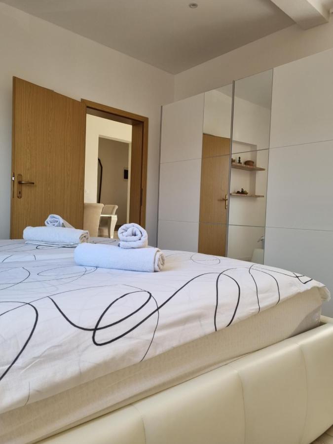 Bruno'S Poolside Apartments - Near Beach تروغير المظهر الخارجي الصورة
