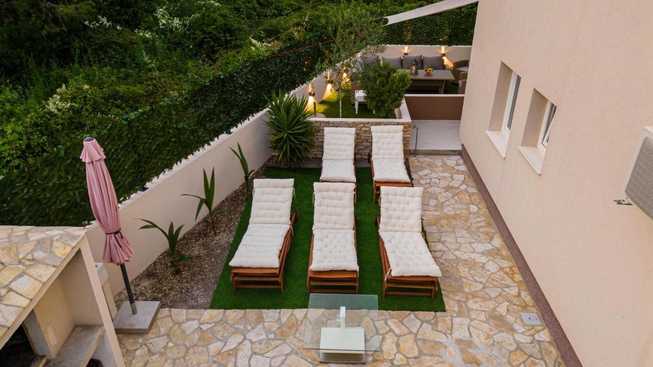 Bruno'S Poolside Apartments - Near Beach تروغير المظهر الخارجي الصورة