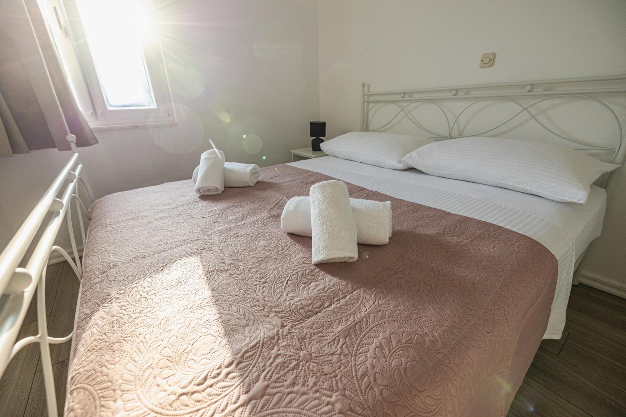 Bruno'S Poolside Apartments - Near Beach تروغير المظهر الخارجي الصورة