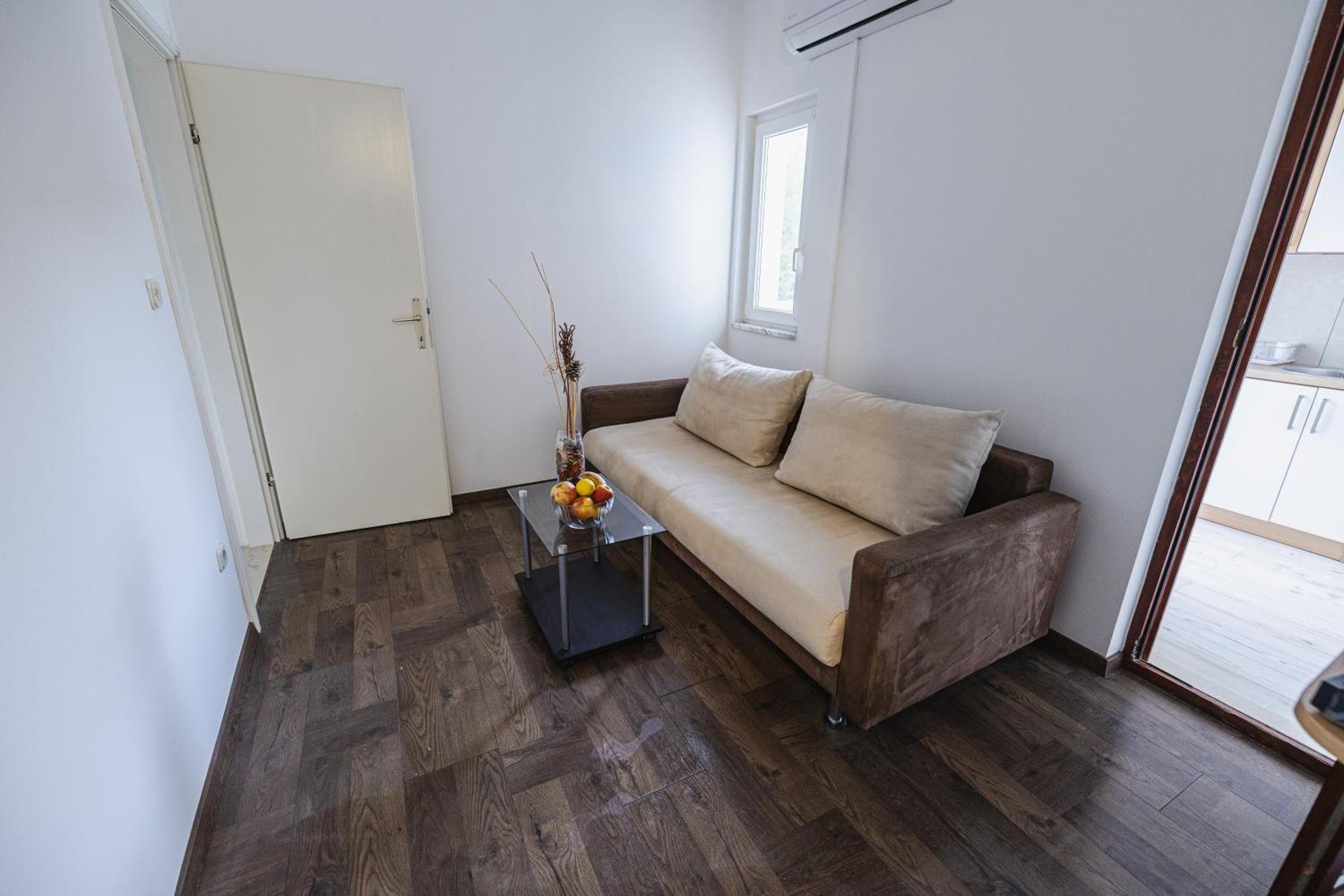 Bruno'S Poolside Apartments - Near Beach تروغير المظهر الخارجي الصورة
