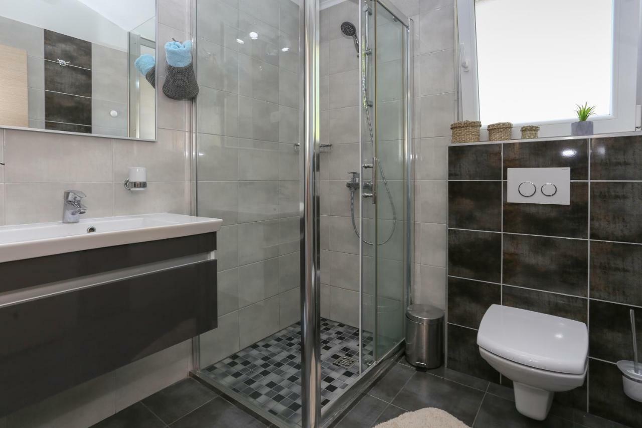 Bruno'S Poolside Apartments - Near Beach تروغير المظهر الخارجي الصورة