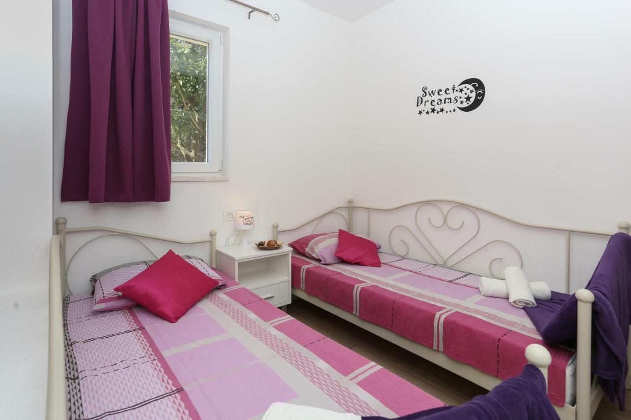 Bruno'S Poolside Apartments - Near Beach تروغير المظهر الخارجي الصورة