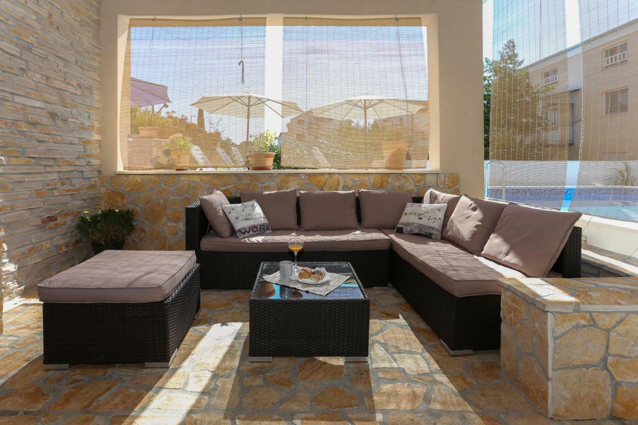 Bruno'S Poolside Apartments - Near Beach تروغير المظهر الخارجي الصورة
